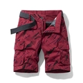 Herren Cargo-Shorts in Burgund mit Allover-Print, Taschen und gewebtem Gürtel im Fokus - Burgunderrot