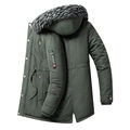 Vista dettagliata del parka invernale verde scuro con cappuccio in pelliccia e nastro - 3XL / Verde Militare