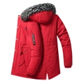 Detail van rode parka met capuchon, bontkraag en merkpatch op de mouw voor heren - 3XL / Rood