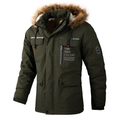 Dunkelgrüner Herrenparka mit Fleece-Futter und Kunstfellbesatz auf weißem Hintergrund - M / Armeegrün