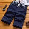 Pantaloncini casual uomo blu scuro con coulisse elastica su sfondo in legno - M / Blu scuro