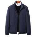 Herren Daunenjacke in Dunkelblau mit Stehkragen und Reißverschlusstaschen auf Holzbügel - M / Blau