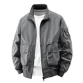 Chaqueta bomber gris oscuro para hombre con cuello alto y bolsillos cargo en fondo blanco - M / gris oscuro