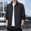 Giacca nera premium da uomo con collo alto e stampa outdoor sulla spalla - M / Nero