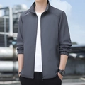 Giacca outdoor grigia da uomo con collo alto e stampa bianca Outdoor Top sul petto - M / Grigio