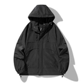 Chaqueta negra minimalista con capucha y bolsillos cargo en tejido cortavientos - S / Negro