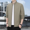 Chaqueta casual para hombre en color caqui con cuello alto y bolsillos con cremallera - M / Caqui