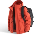 Giacca da montagna impermeabile arancione brillante con cappuccio e zaino nero da trekking - S / Rosso