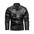 Detailansicht der schwarzen Herren-Motorradjacke mit gesteppten Schultern und Brustabzeichen - 7XL / Tops / Grau
