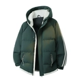Dettaglio della giacca invernale verde scuro con cappuccio bianco e maniche a strisce - M / Verde