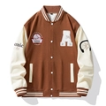 Klassiek Amerikaans varsity jack in bruin en crème met geborduurde letter A en patches - S / koffiekleur