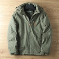 Heren outdoorjas olijfgroen waterdicht met fleecevoering en geborduurde bergdetails - M / Legergroen