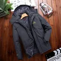 Giacca outdoor da uomo grigio scuro con fodera in pile su fondo legno rustico - L / Grigio