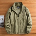 Chaqueta impermeable de camping para hombre en verde oliva con bordado sobre fondo madera - M / Caqui Floral