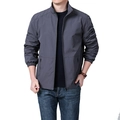Giacca leggera da uomo grigio scuro con colletto in piedi, tasche zip e polsini elastici - M / grigio scuro