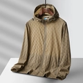Veste de protection solaire beige pour hommes avec monogramme et capuche zippée - M / Khaki