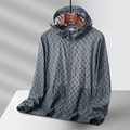 Veste de protection solaire gris foncé pour homme avec motif monogramme et capuche - M / gris foncé