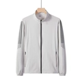 Chaqueta de protección solar gris claro para hombre con cremallera negra y rayas - M / Gris claro