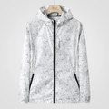 Herren leichte Sonnenschutzjacke mit Kapuze und weißem tropischem Blattmuster-Druck - M / Ahornweiß