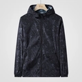 Herren Sonnenschutzjacke mit Kapuze und dunkelgrauem Ahornblatt-Tarnmuster Druck - M / Ahornschwarz