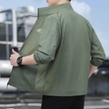 Herren Sonnenschutzjacke in Armeegrün, leicht und atmungsaktiv mit Stehkragen und Logo - M / Armeegrün