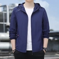 Veste de protection solaire bleu foncé pour hommes avec capuche et tissu coupe-vent - M / Bleu foncé