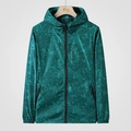 Atmungsaktive Herren Sonnenschutzjacke mit grünem Ahornblatt Camouflage Muster und Kapuze - M / Grünes Ahornblatt