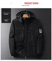 Dettaglio giacca outdoor nera da uomo con fodera in pile calda e stemma tattico sulla manica - L / Nero