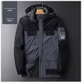 Dettaglio della giacca outdoor da uomo con calda fodera in pile nero e tessuto grigio tecnico - L / grigio scuro