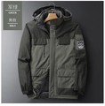 Dettaglio della giacca outdoor verde militare con fodera in pile e tasche tattiche sul petto - L / Verde Militare