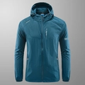 Giacca protettiva solare blu da uomo con cappuccio e materiale leggero traspirante - M / Stampa Grafica / Blu Denim
