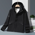 Giacca da uomo nera impermeabile con cappuccio, tessuto antivento e dettagli metallici a V - XXS / Nero Uomo