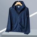 Giacca anti-UV con cappuccio blu scuro, motivo mimetico a foglie e protezione UPF 50+ - M / Blu Navy da Uomo