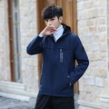 Giacca da uomo blu navy con cappuccio, stampa sportmens e scudetto sulla manica - M / Blu scuro