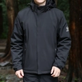 Giacca a vento nera da uomo con cappuccio, dettaglio logo e stile outdoor moderno - M / Nero