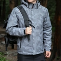 Herren Outdoorjacke mit digitalem Tarnmuster und Kapuze im grauen Camo-Look - M / Grau