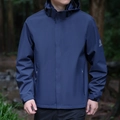 Giacca outdoor blu scuro da uomo con cappuccio, polsini in velcro e logo sulla manica - M / Blu