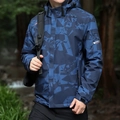 Outdoor herenjack met capuchon in donkerblauw geometrisch camouflage en logo-details - M / Blauw