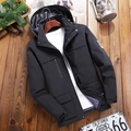 Chaqueta negra impermeable con capucha para hombre con bolsillos sobre fondo de madera vintage - L / Negro