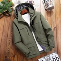 Chaqueta de exterior para hombre verde militar impermeable con capucha sobre madera - L / Verde Militar