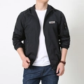 Schwarze leichte Herren-Sonnenschutzjacke mit Kapuze und Outdoor-Professional-Aufdruck - M / Hellblau