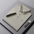 Polo da uomo a maniche corte color kaki chiaro con colletto a righe verdi e ricamo fine - M / Cachi