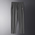 Pantalones deportivos casuales para hombre en gris oscuro con detalle de etiqueta tejida - M / Gris