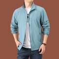 Leichte Herren-Windjacke in Morandiblau mit Stehkragen und praktischem Reißverschluss - M / Hellblau Einfarbig