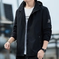 Giacca outdoor nera da uomo antivento con cappuccio e logo sulla manica casual - M / Nero
