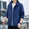 Giacca a vento blu scuro da uomo con cappuccio e logo sulla manica per l'outdoor - M / Blu scuro