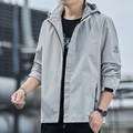 Giacca outdoor da uomo grigio chiaro impermeabile con cappuccio e logo sulla manica - M / Grigio chiaro