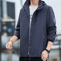 Giacca a vento da uomo blu navy con cappuccio, polsini regolabili e logo sulla manica - M / grigio scuro