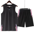 Completo sportivo da uomo nero in tessuto traspirante con canotta a V e pantaloncini - L / Nero