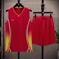 Completo sportivo rosso da uomo con maglia con scollo a V e pantaloncini a strisce sfumate - M / Rosso
